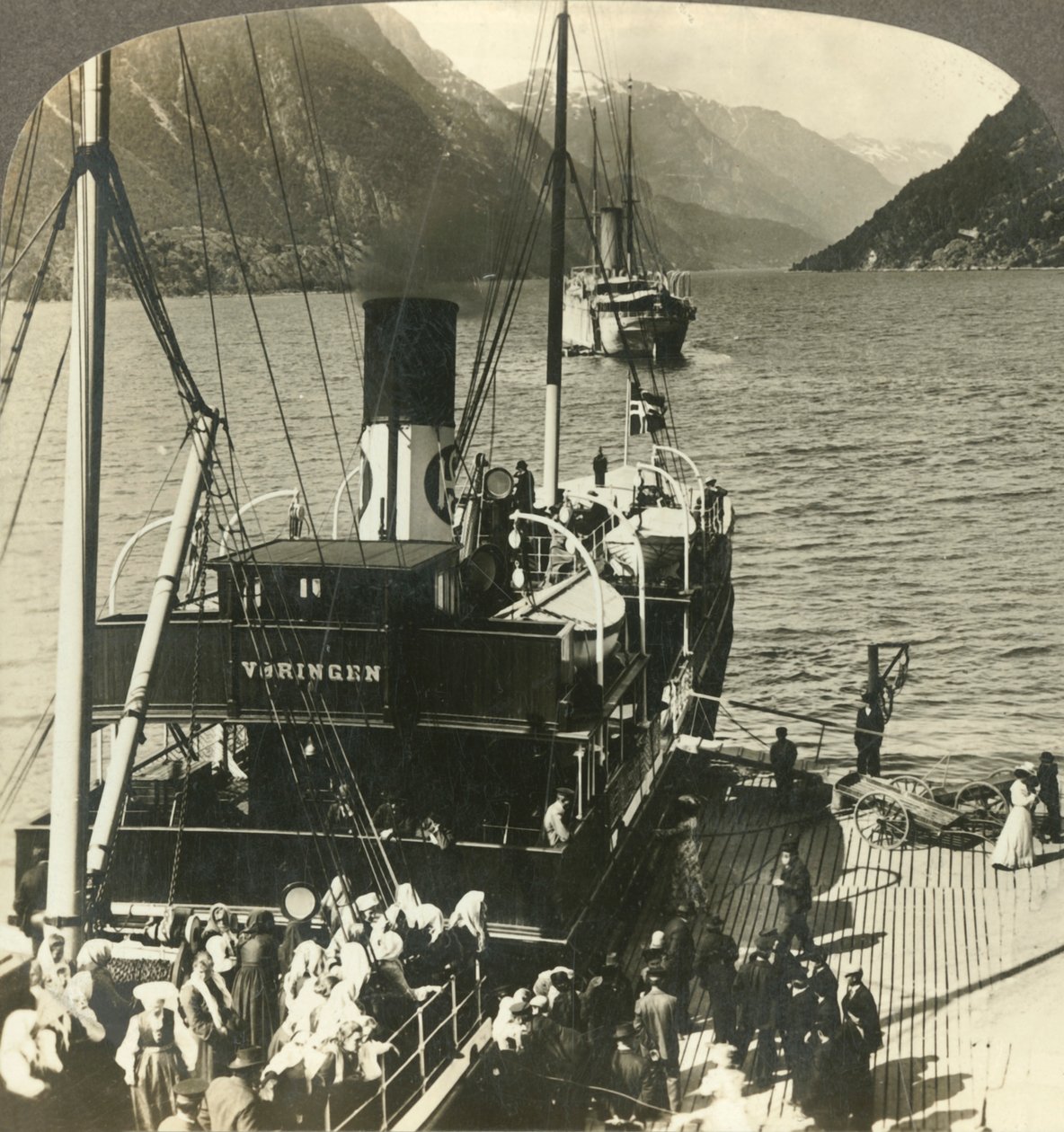 约1905年，离开奥德（Odde）到风景如画的山壁索尔峡湾（Sorfjord）游览。 作者 不明
