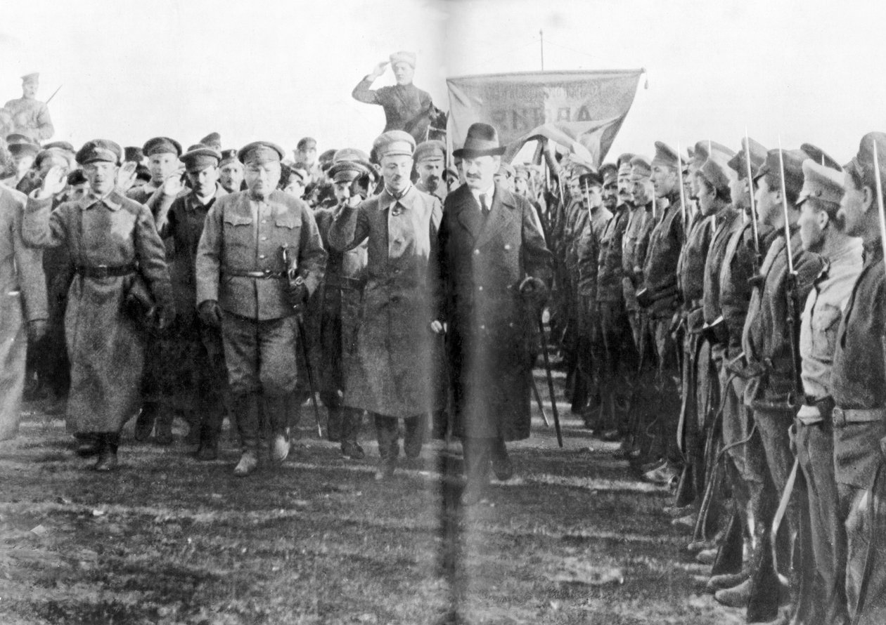 战争人民委员会的莱昂·托洛茨基（Leon Trotsky）回顾了1918年在俄罗斯莫斯科的红军部队 作者 不明
