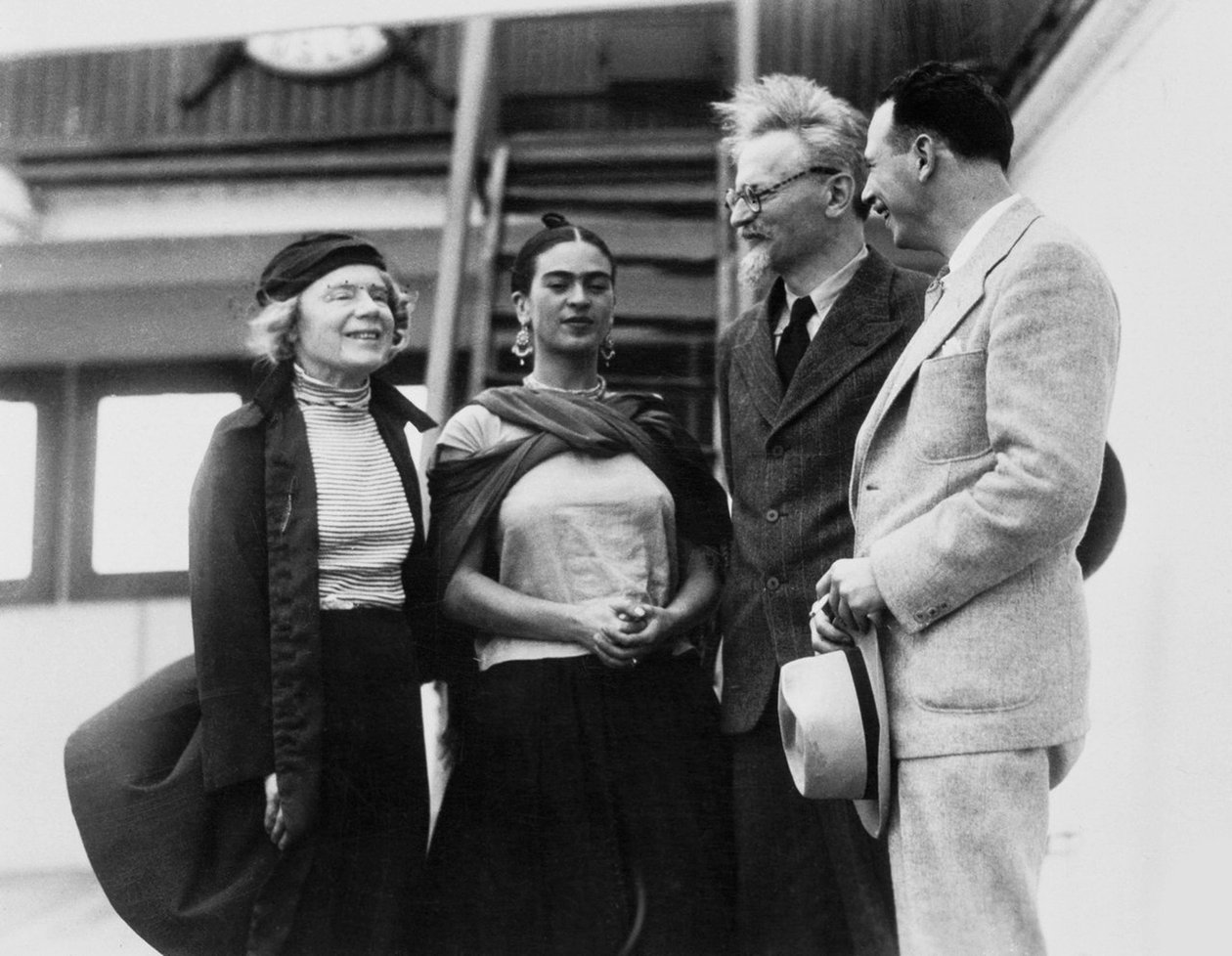 列昂·托洛茨基（Leon Trotsky）与妻子纳塔利娅·塞多娃（Natalia Sedova）和墨西哥艺术家弗里达·卡洛（Frida Kahlo），1937年 作者 不明