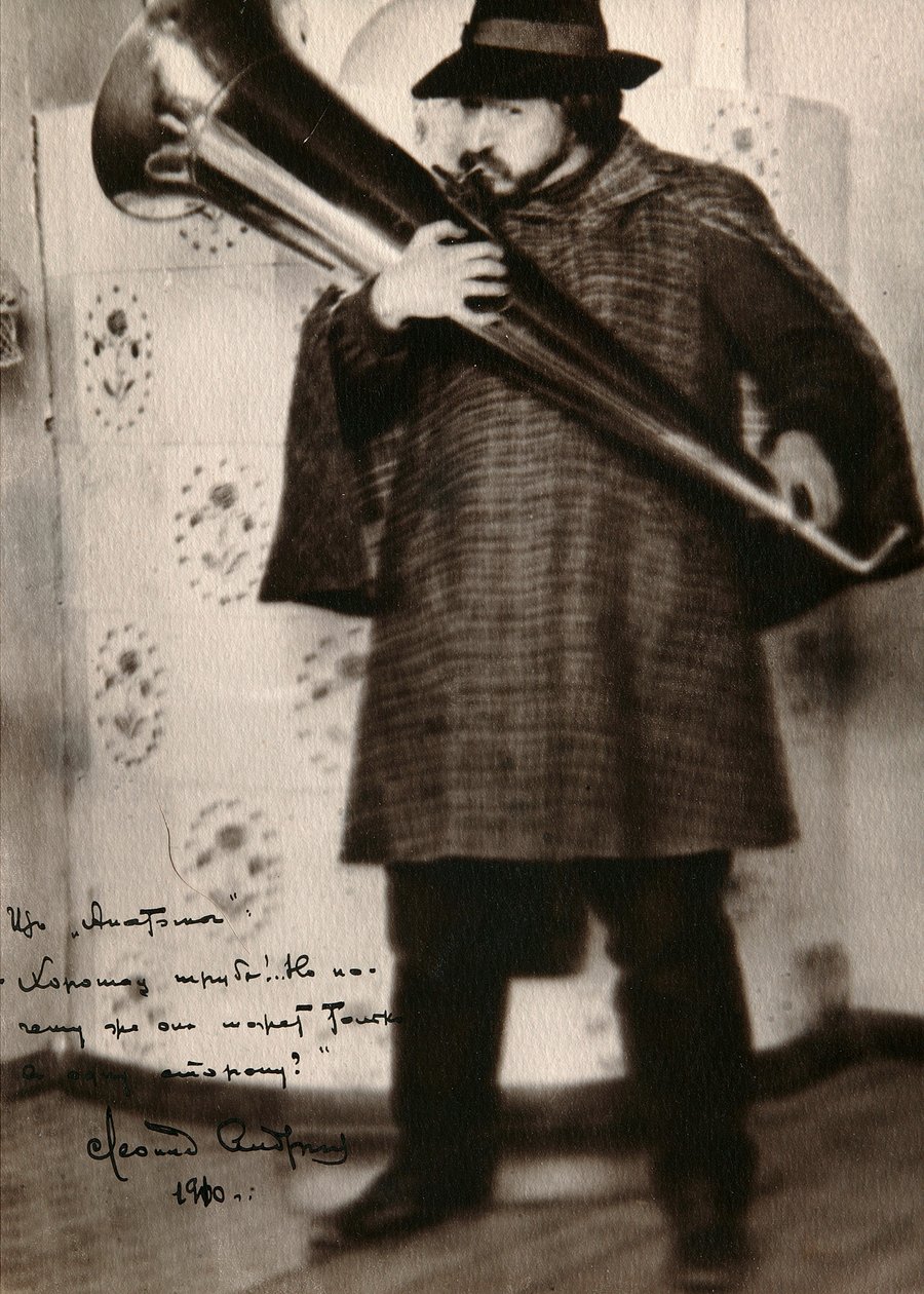 俄罗斯作家列昂尼德·安德烈耶夫（Leonid Andreyev），玩乐器，c1900年 作者 不明