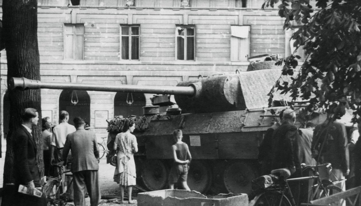 解放巴黎，1944年8月 作者 不明