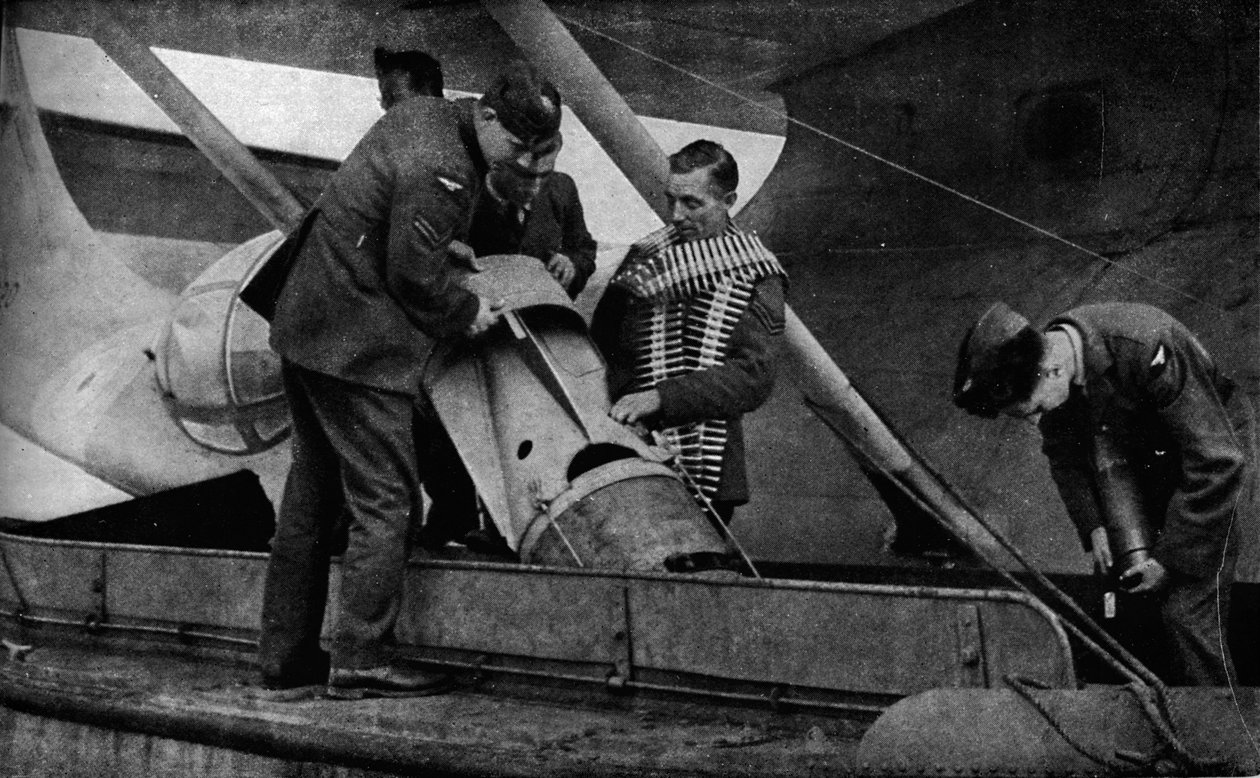 第二次世界大战，1943年左右，将炸弹装载到皇家空军飞机上 作者 不明