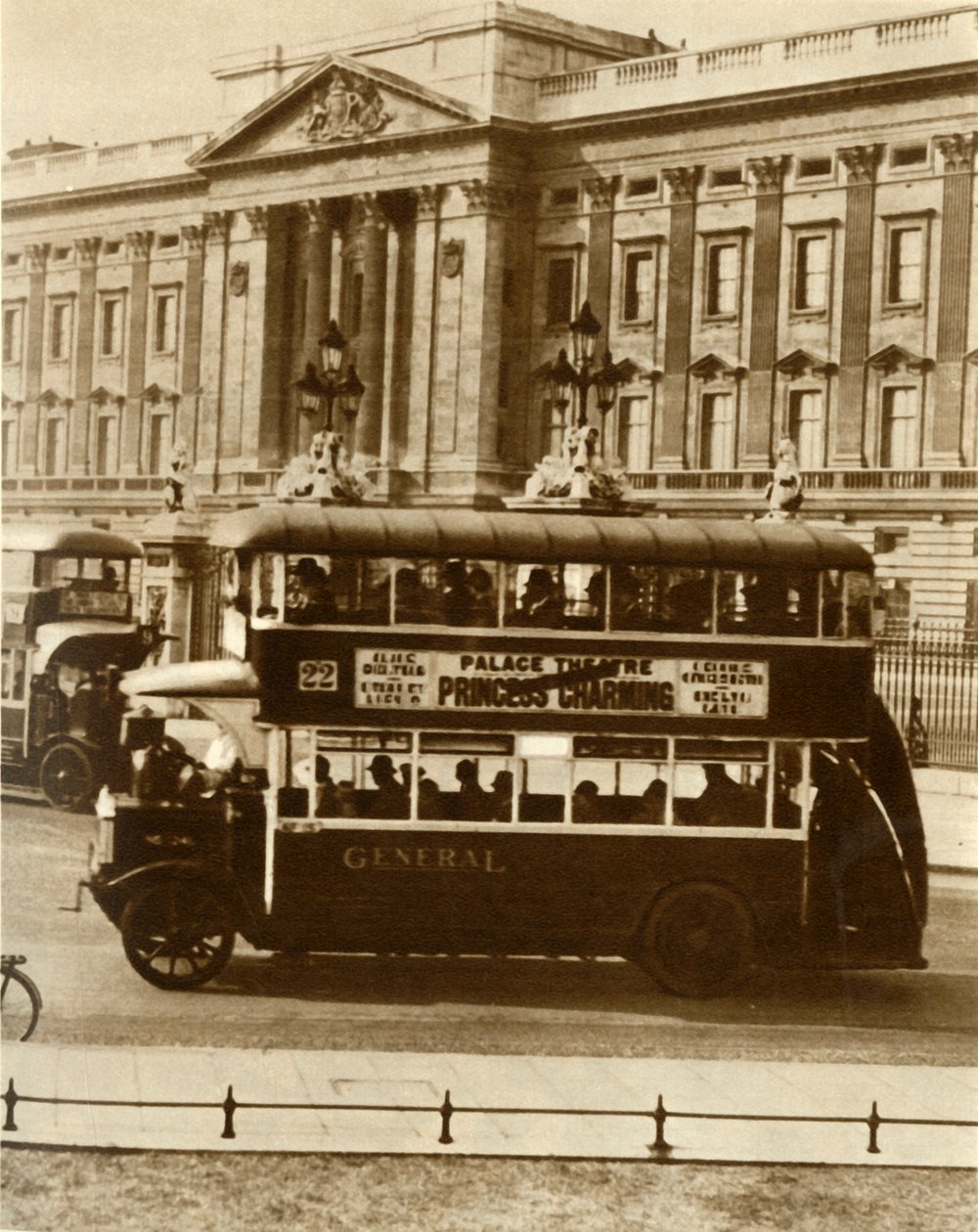 伦敦的新全天候公交车，1927年，1935年。 作者 不明