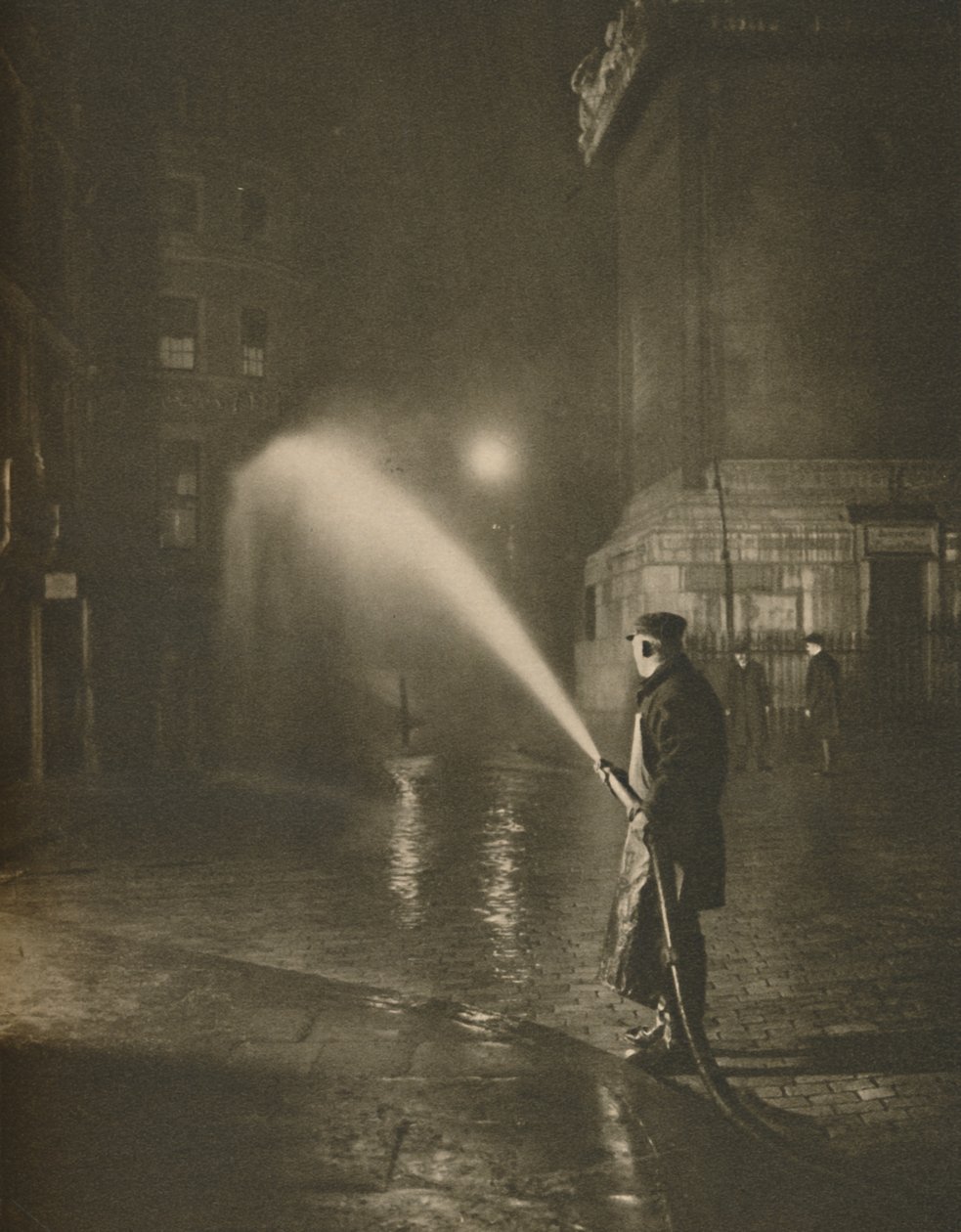 伦敦的夜间清洁：纪念碑底部的场景，c1935年。 作者 不明