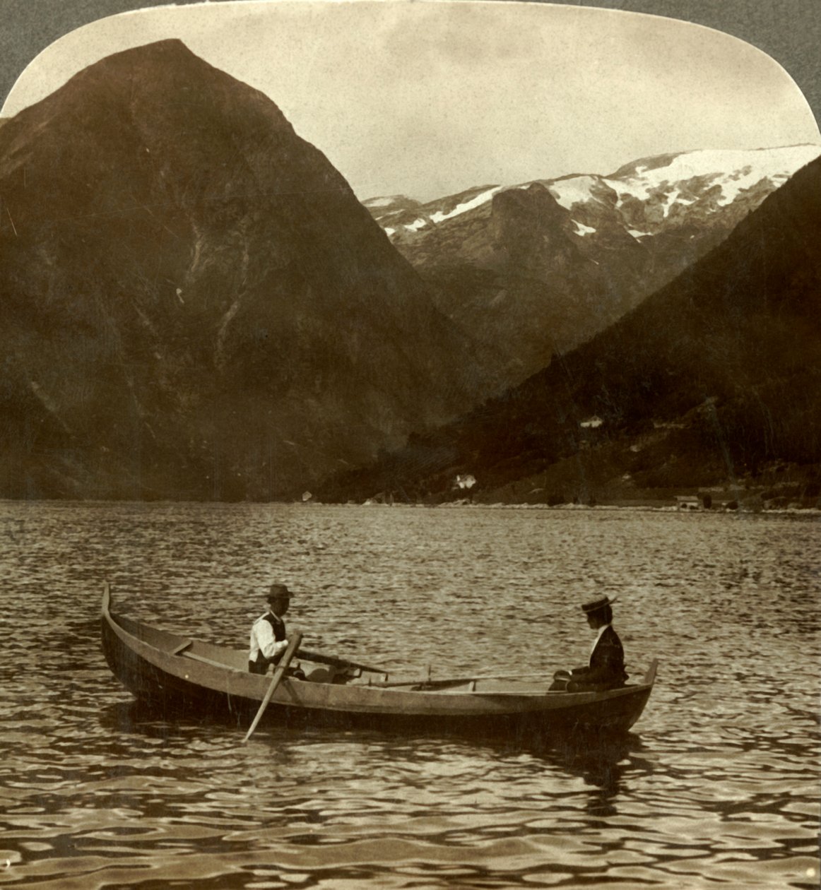 从Tjugum到Essefjord，到冰雪覆盖的Kjeipen，挪威，约建于1905年。 作者 不明