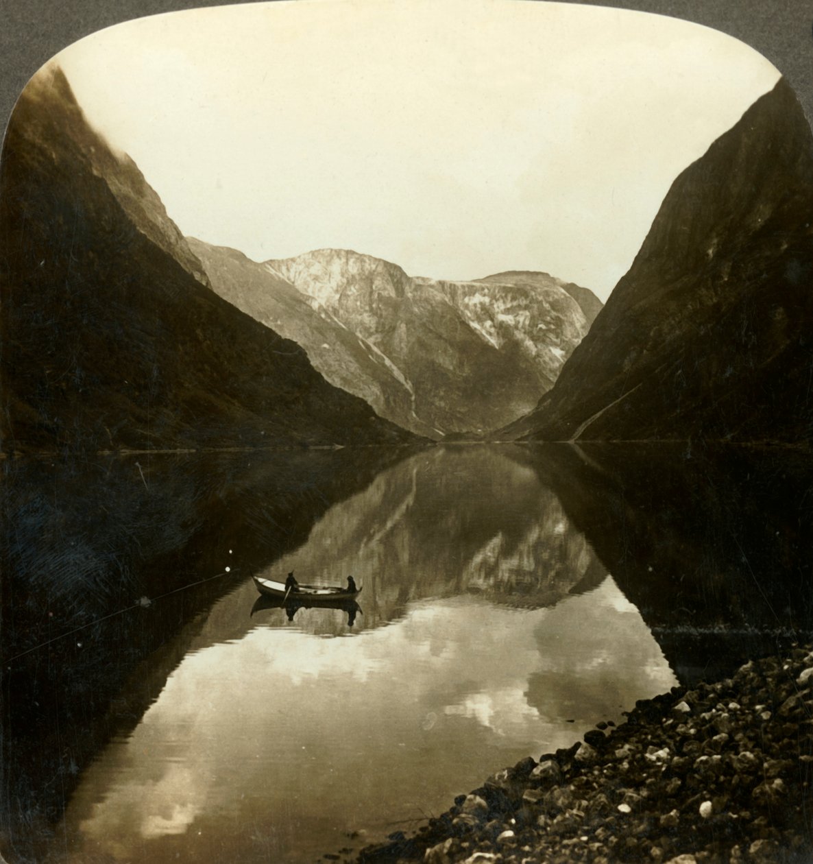大约在1905年，从挪威古德温根（Gudvangen）往深处仍是内罗峡湾（Naerofjord）望去。 作者 不明