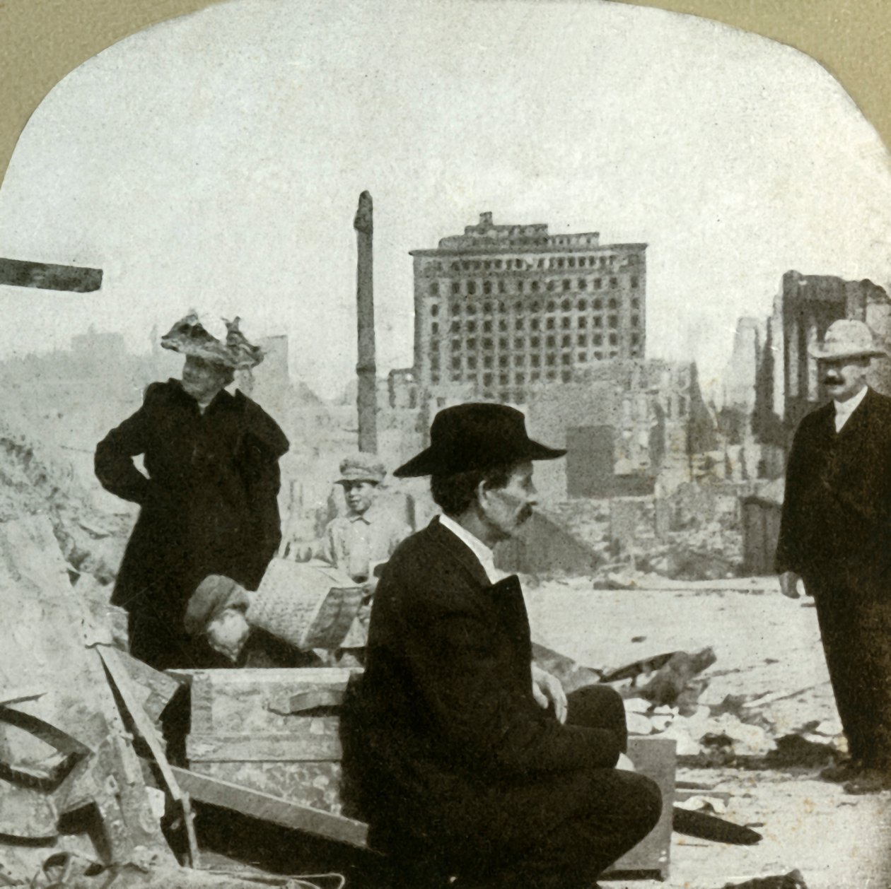 从派恩（Pine）和斯托克顿（Stockton）角向东看，展示了米尔斯大厦（Mills Building）的废墟，1906年。 作者 不明