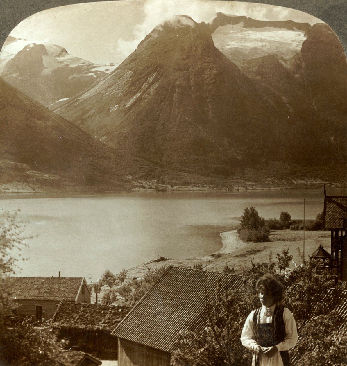 从赫勒（Hjelle）望过宁静的斯特林斯湖（Strynns Lake），到山峦陡峭的冰川。挪威，斯卡拉，约建于1905年。 作者 不明