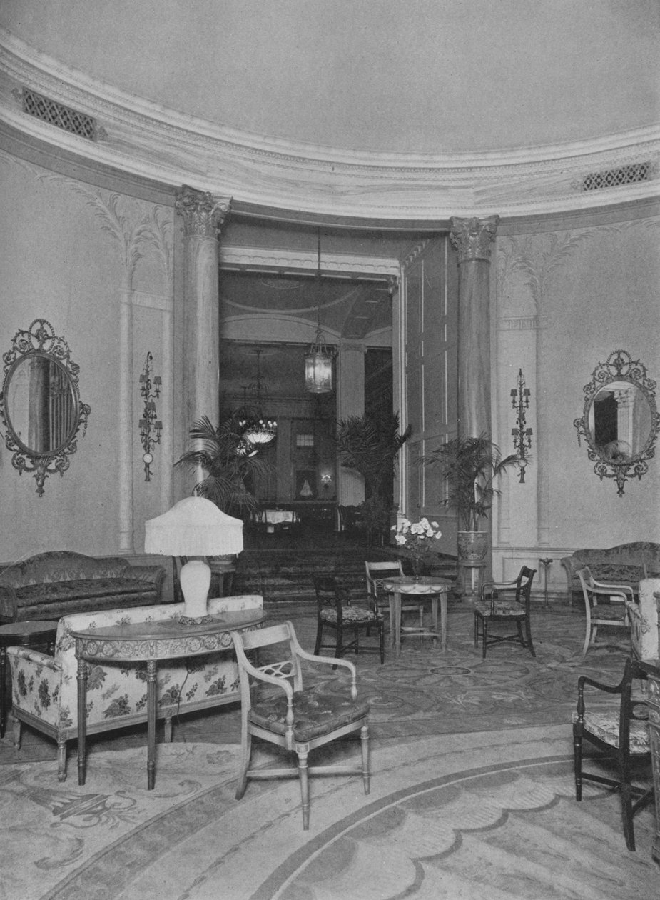 1924年，纽约罗斯福酒店，从椭圆形棕榈室看向主餐厅 作者 不明