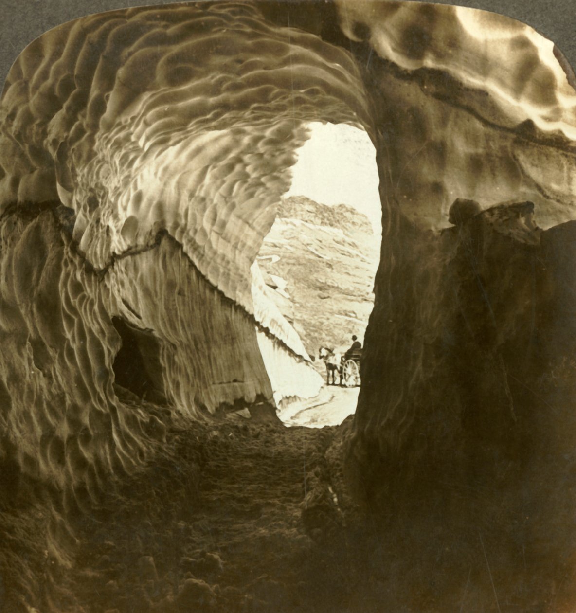 穿越盛夏的雪隧道，穿越挪威Dyreskard Pass，c1905年。 作者 不明