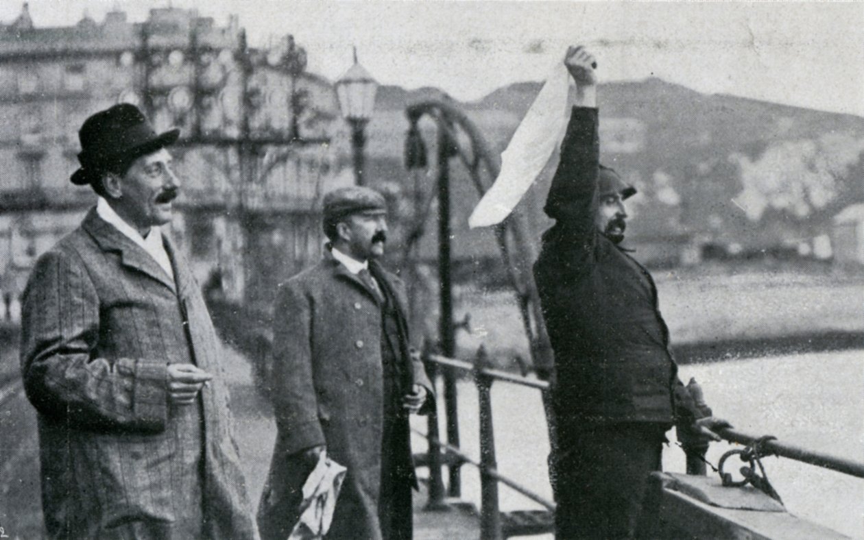 1909年7月25日，路易斯·布雷奥（LouisBlériot）在多佛（Dover）的码头上飞越英吉利海峡后 作者 不明