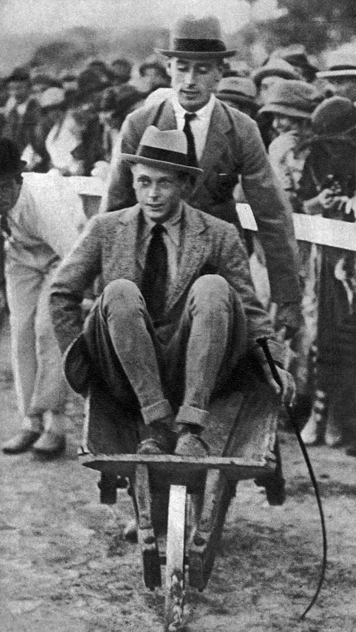 路易斯·蒙巴顿（Louis Mountbatten）于1936年在马耳他的一个体操馆上转送他的堂兄威尔士亲王 作者 不明