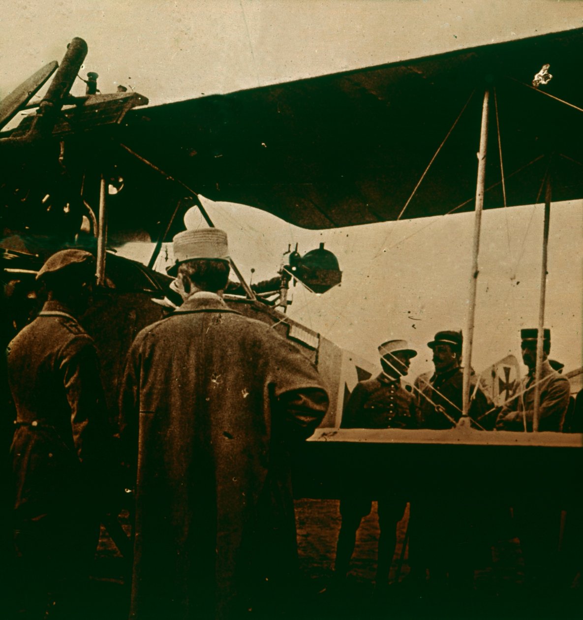 机枪安装在双翼飞机上，朝顶部排气，c1914-c1918 作者 不明