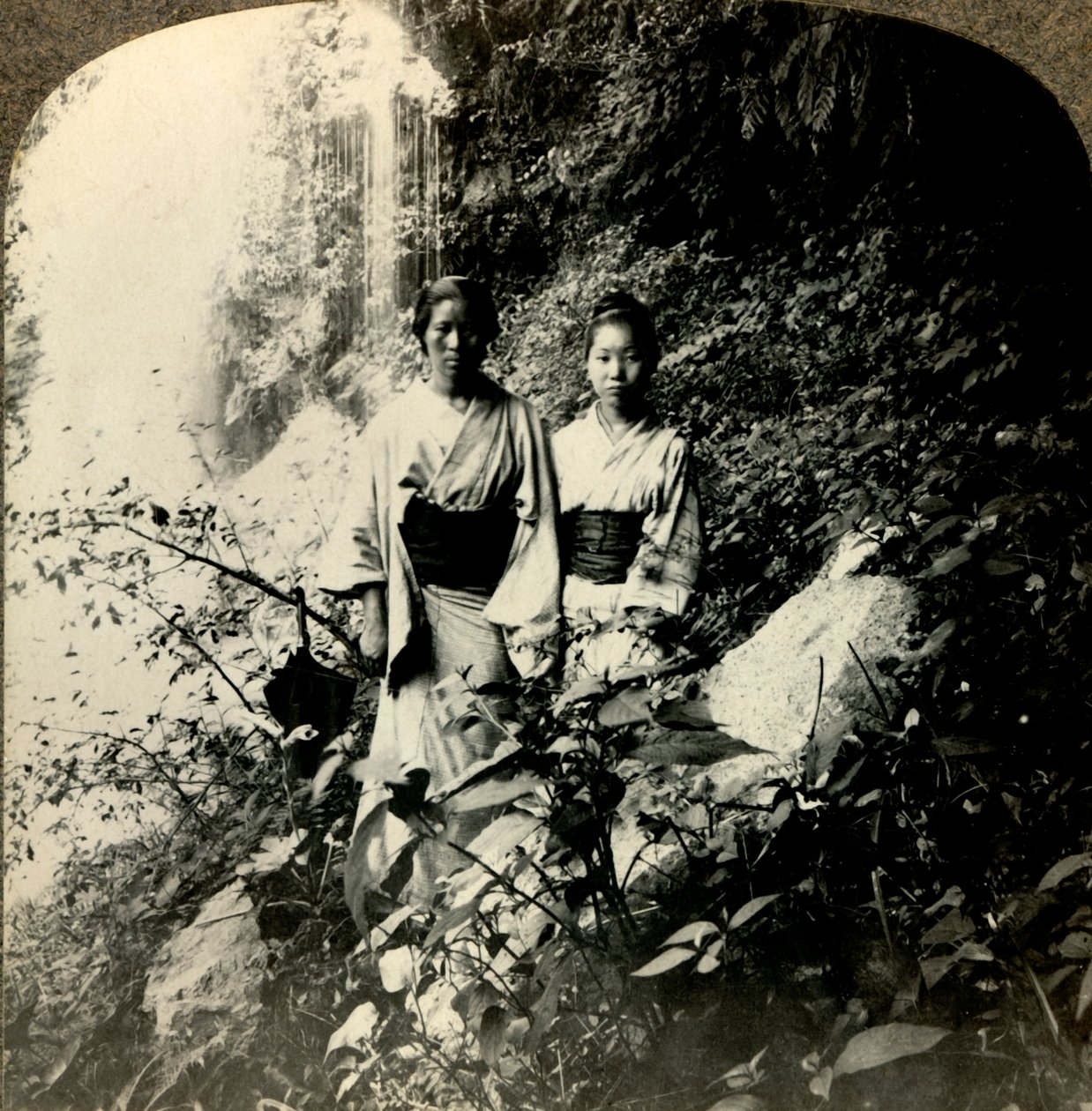 朝阳之地的少女，在Kogijoku瀑布下……，摄于1900年。 。 作者 不明