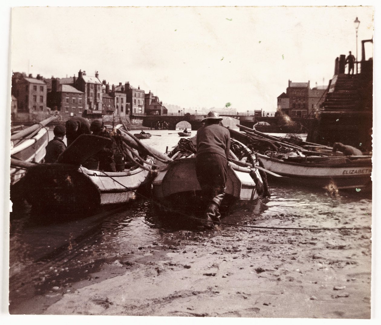 Man launching a fishing boat, Whitby Harbour, c 1901 作者 不明