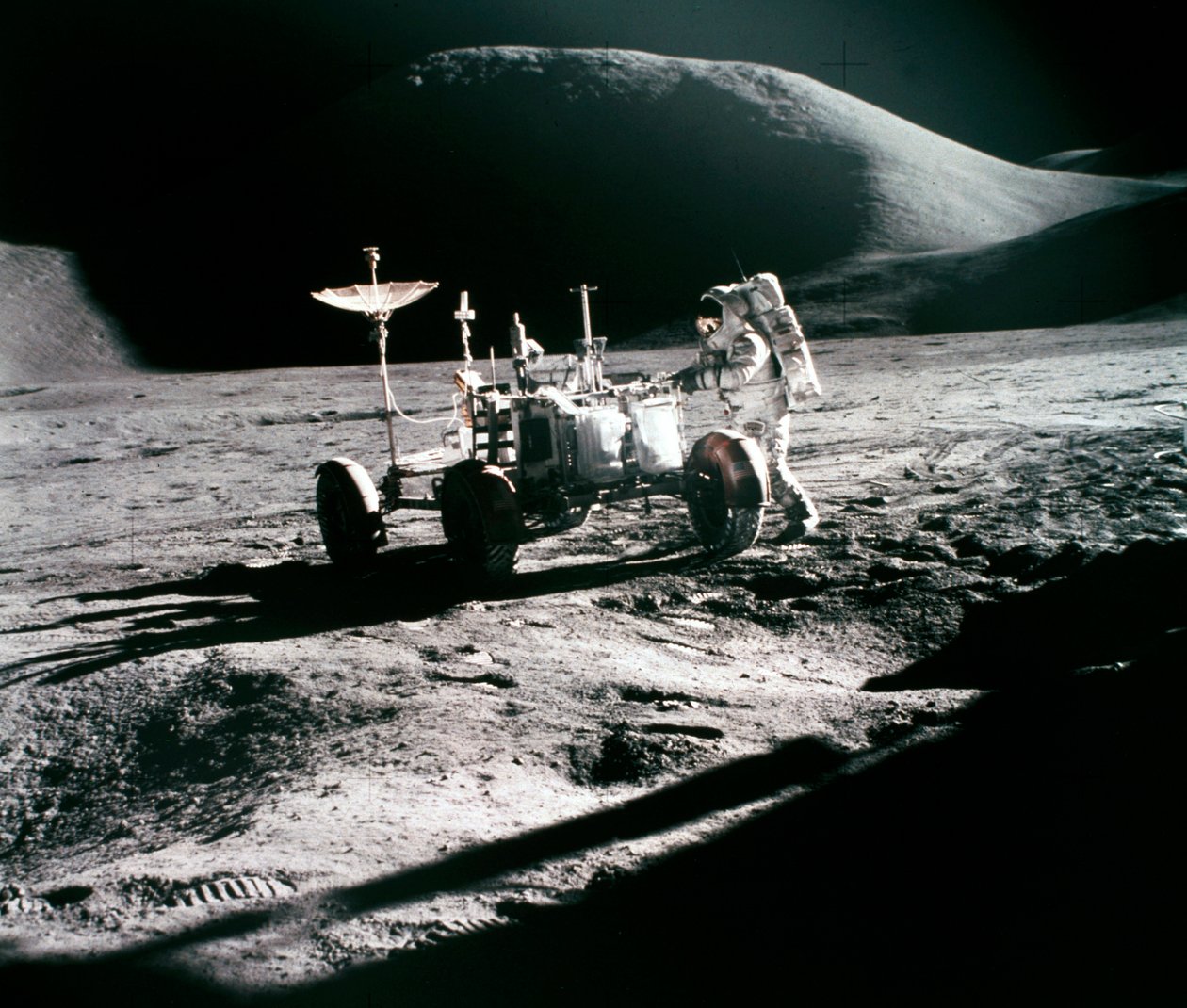 Manned Space Flight, USA, Apollo 15 Apollo 15 astronaut James Irwin, with the Lunar Rover 作者 不明