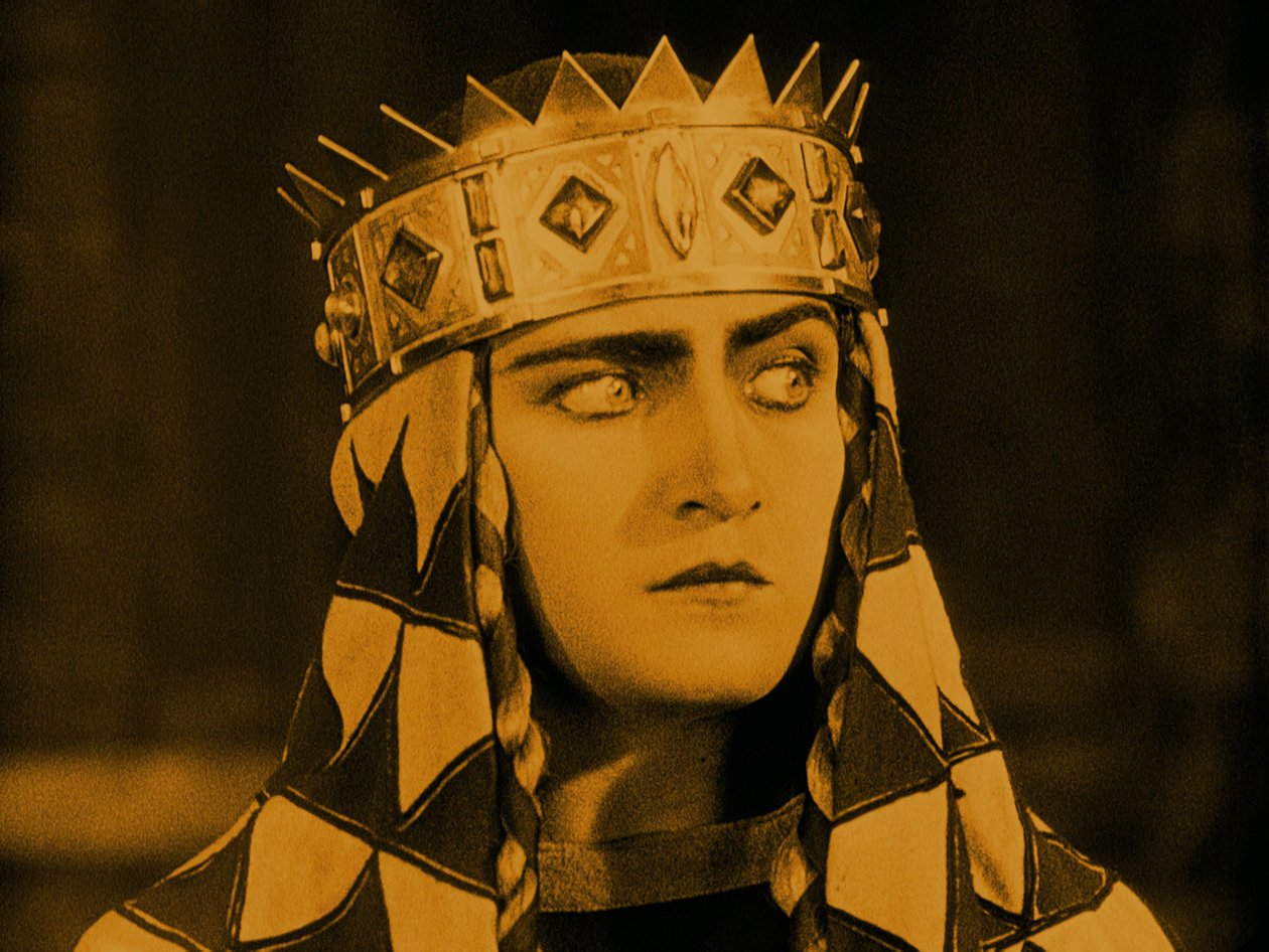 玛格丽特·舍恩（MargareteSchön）饰演克里姆希尔德（Kriemhild），摄于1924年弗里兹·朗（Fritz Lang）的电影《尼伯龙根：克里姆希尔德的复仇》。 作者 不明