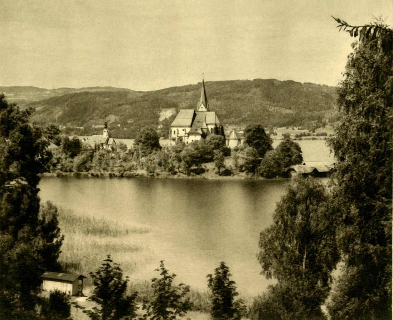 玛丽亚·沃斯（MariaWörth），奥地利沃特湖（Wörthersee），约1935年。 作者 不明