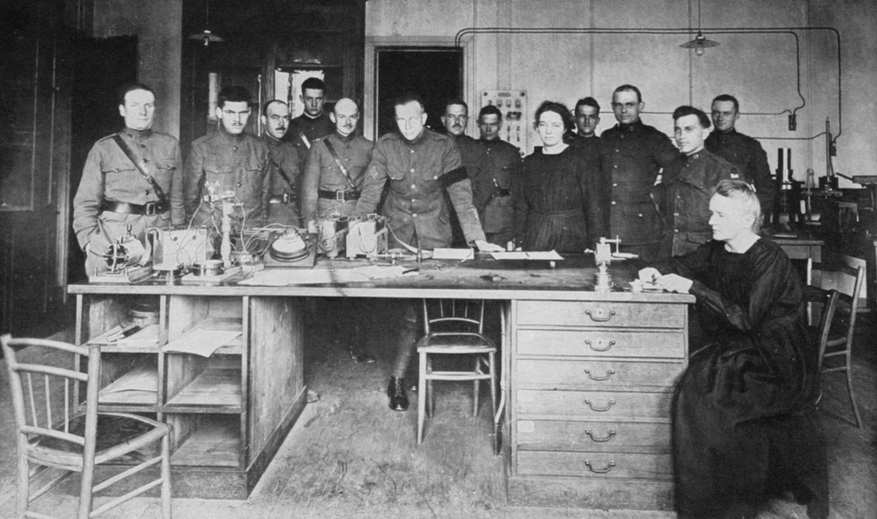玛丽·居里（Marie Curie），波兰裔法国物理学家，1919年在巴黎镭研究所 作者 不明