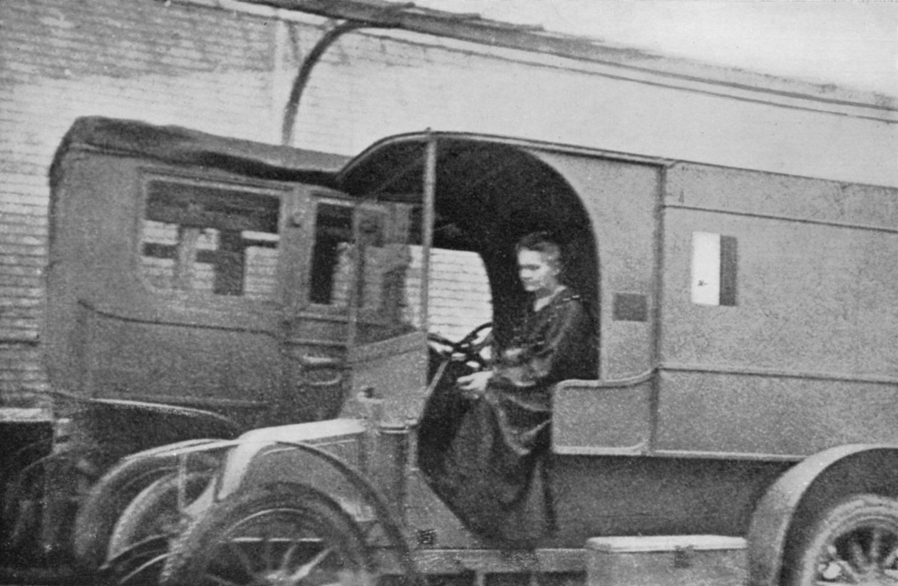 1914年出生于波兰的法国物理学家玛丽·居里（Marie Curie）开着一辆改装成放射装置的汽车 作者 不明