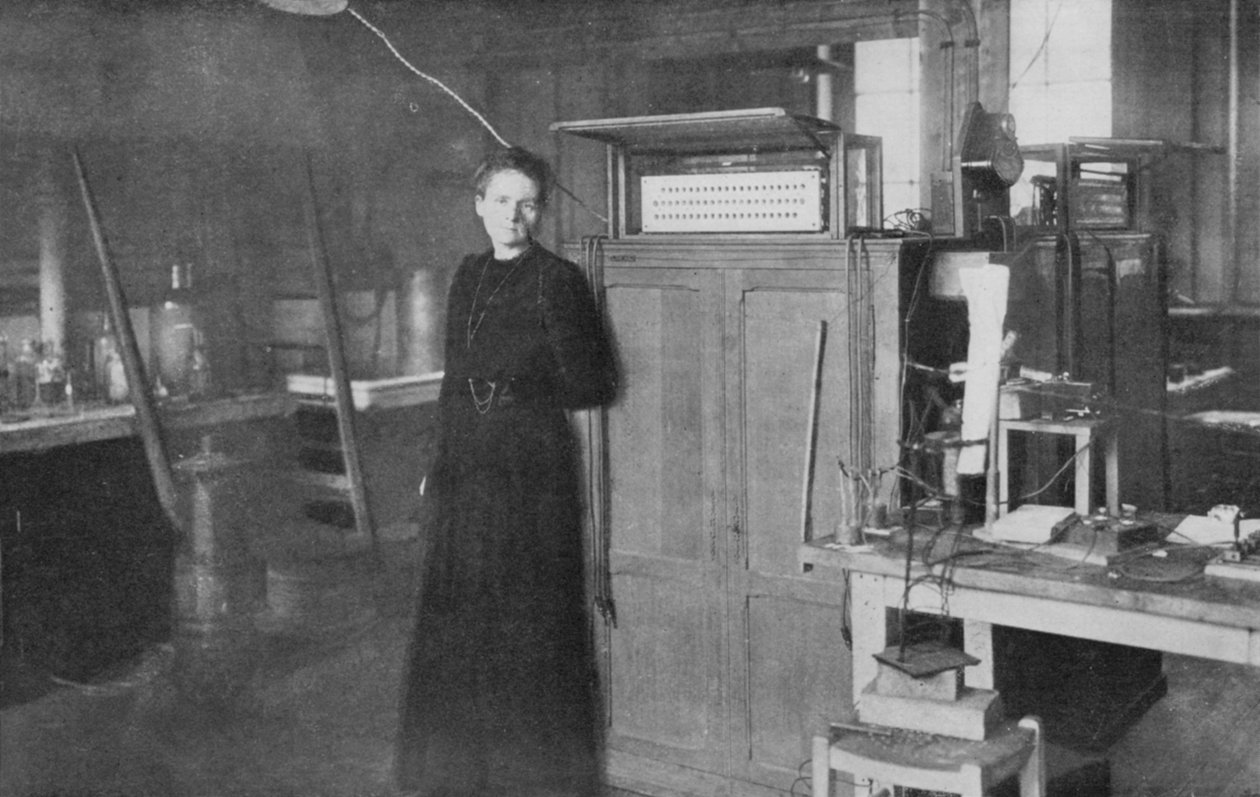 1912年出生于波兰的法国物理学家玛丽·居里（Marie Curie）在她的实验室中 作者 不明