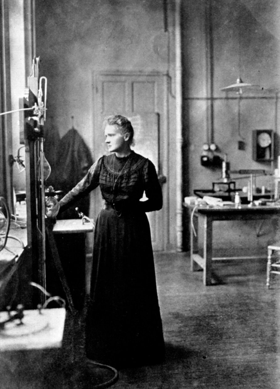 玛丽·居里（Marie Curie），波兰出生的法国物理学家，1912年在她的实验室里 作者 不明