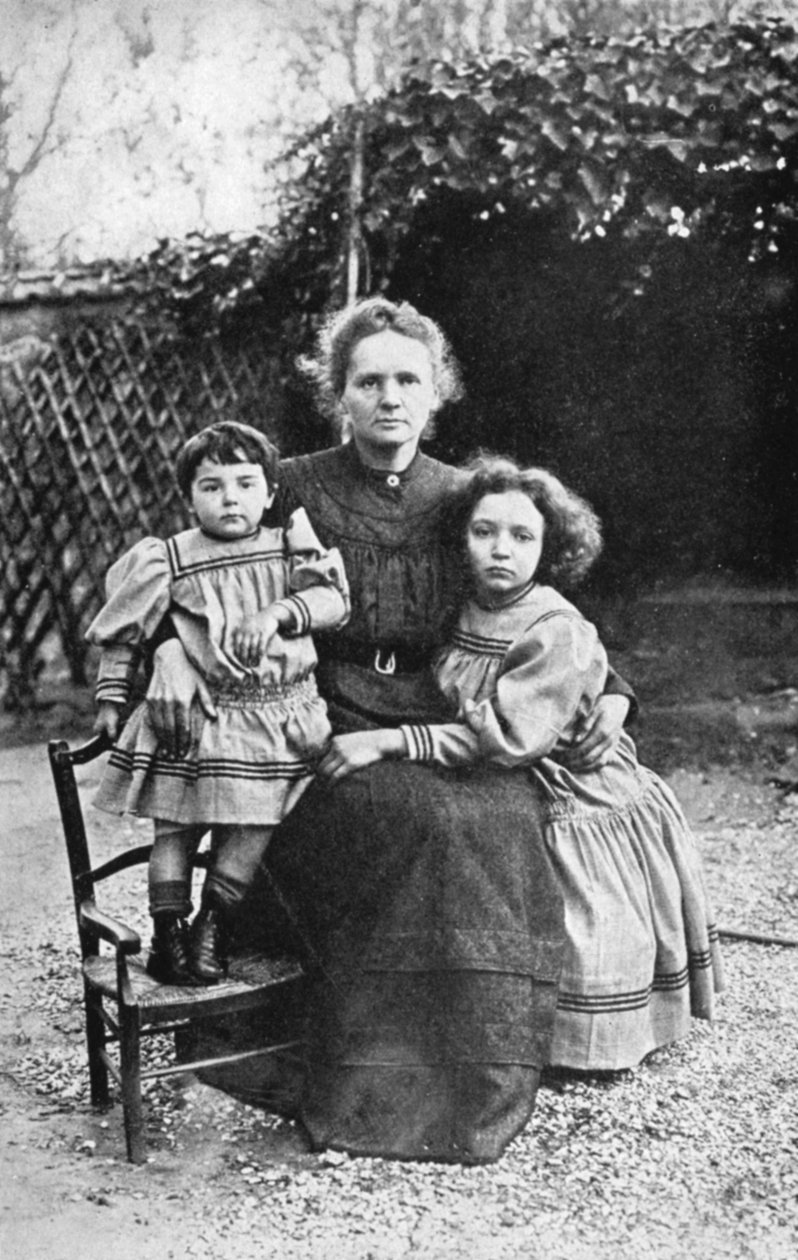 波兰出生的法国物理学家居里（Marie Curie）和女儿夏娃（Eve）和艾琳（Irene）于1908年 作者 不明