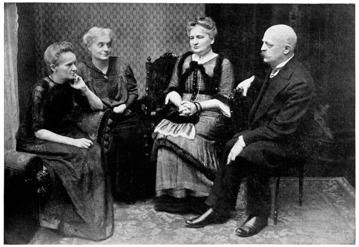 玛丽·居里（Marie Curie），波兰裔法国物理学家，1912年在波兰华沙与家人同住 作者 不明