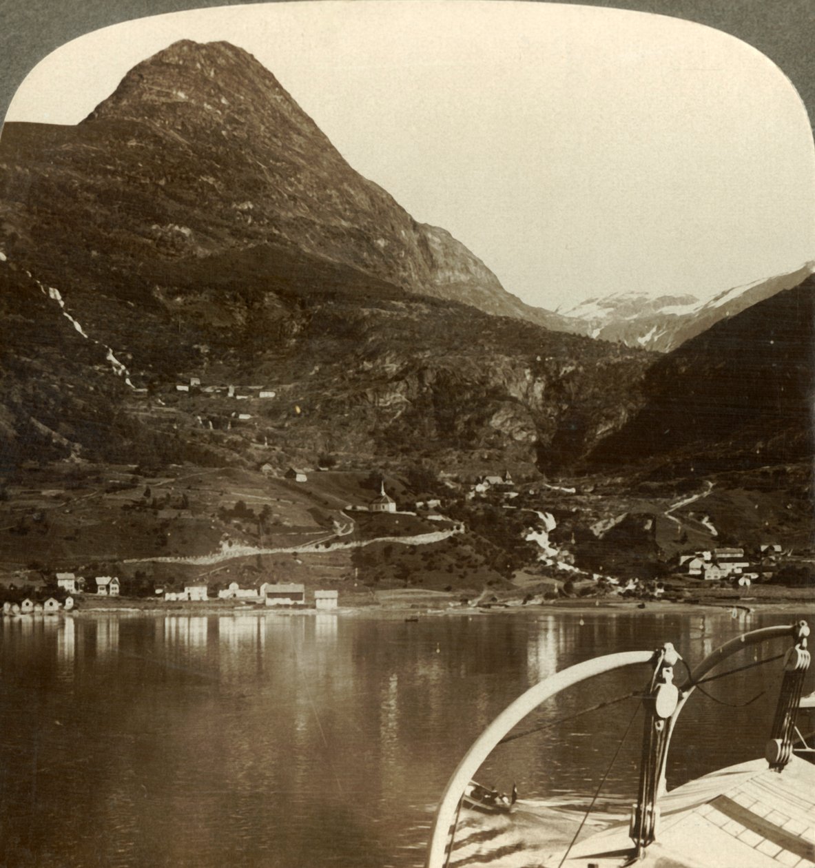 Marok及其背后的巨大高度，挪威盖伦格峡湾（Geirangerfjord）的SSE，建于1905年。 作者 不明