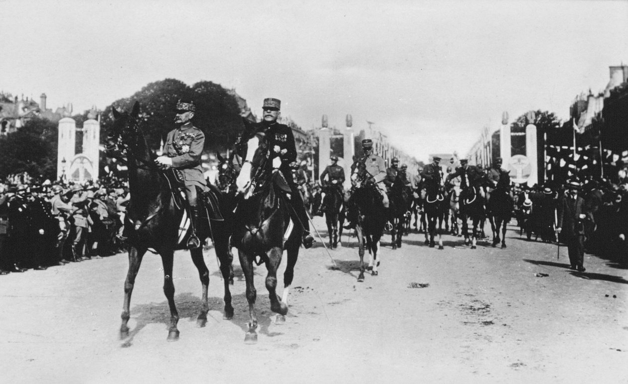1919年7月14日在法国巴黎举行的胜利大游行期间，福F元帅和乔佛尔 作者 不明