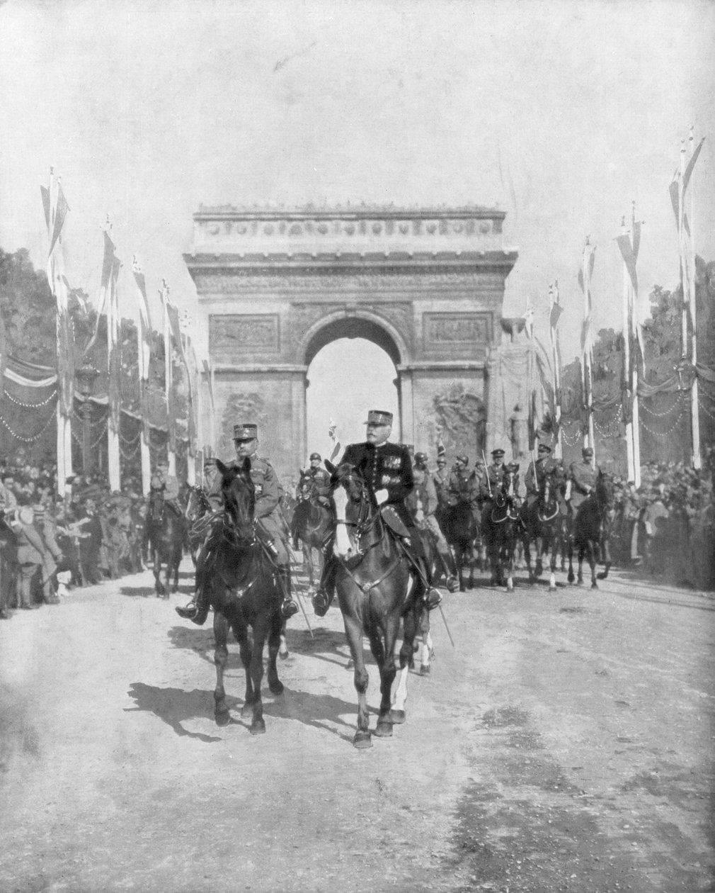 1919年7月14日在法国巴黎举行的盛大胜利游行中，福och元帅和乔佛尔 作者 不明