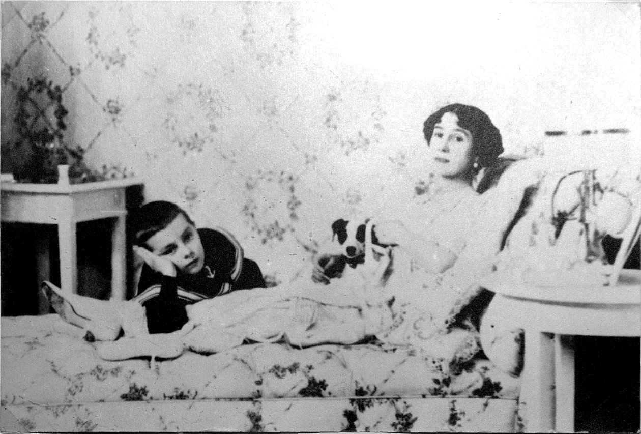 俄罗斯初学者芭蕾舞女演员Mathilde Kschessinska和她的儿子Volodya，1910年 作者 不明