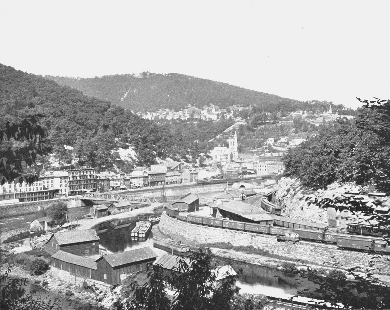 宾夕法尼亚州的毛赫·大块（Mauch Chunk），展示美国皮斯加山（Mount Pisgah），摄于c1900年。 作者 不明