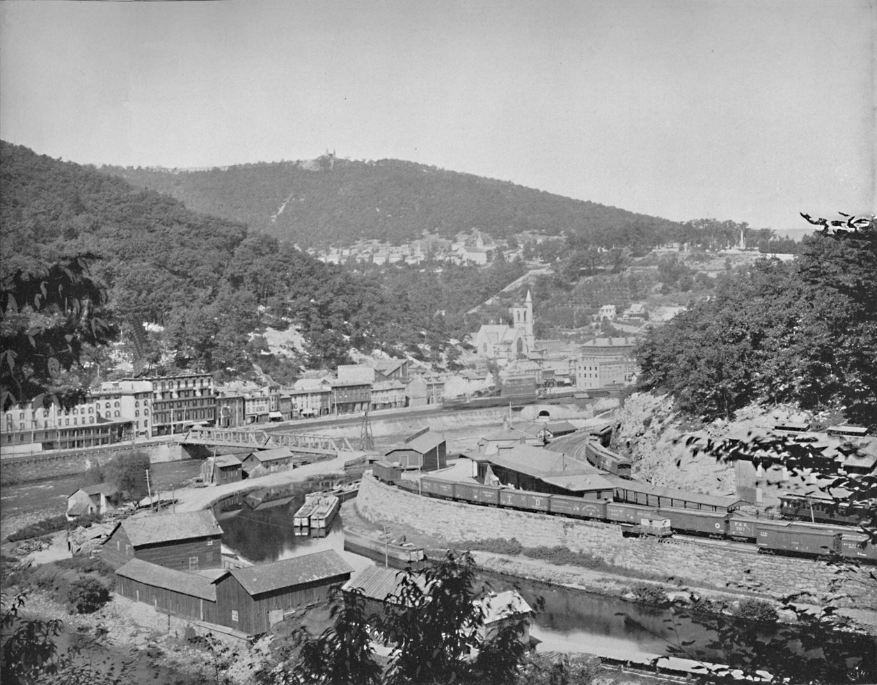 宾夕法尼亚州的莫赫·大块（Mauch Chunk），展示皮斯加山（Mos Pisgah），约建于1897年。 作者 不明