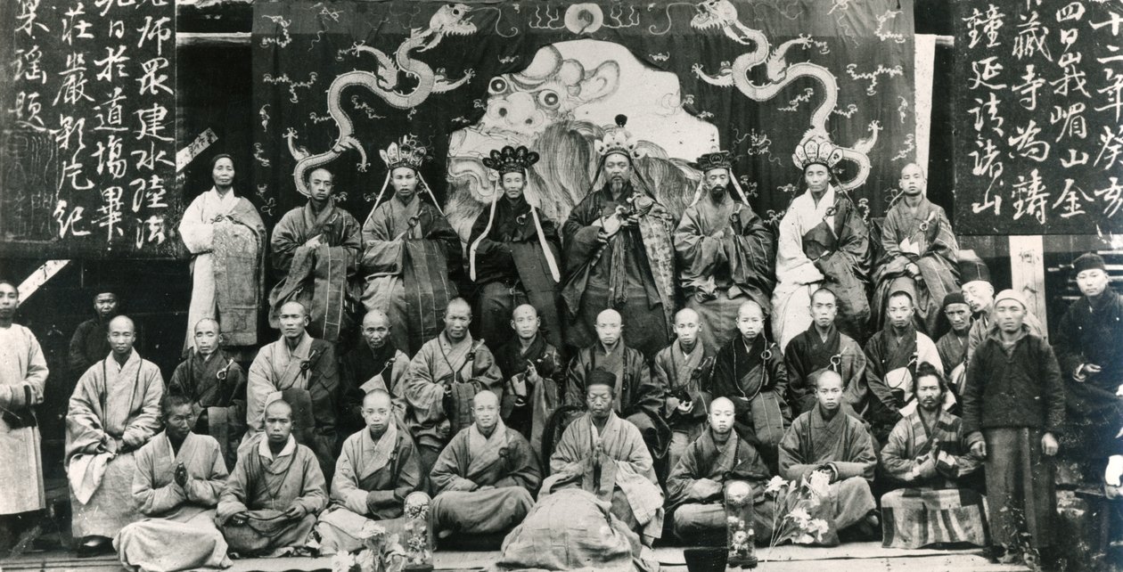 十九世纪末中国佛教寺院院长会议（黑白照片）。 作者 不明