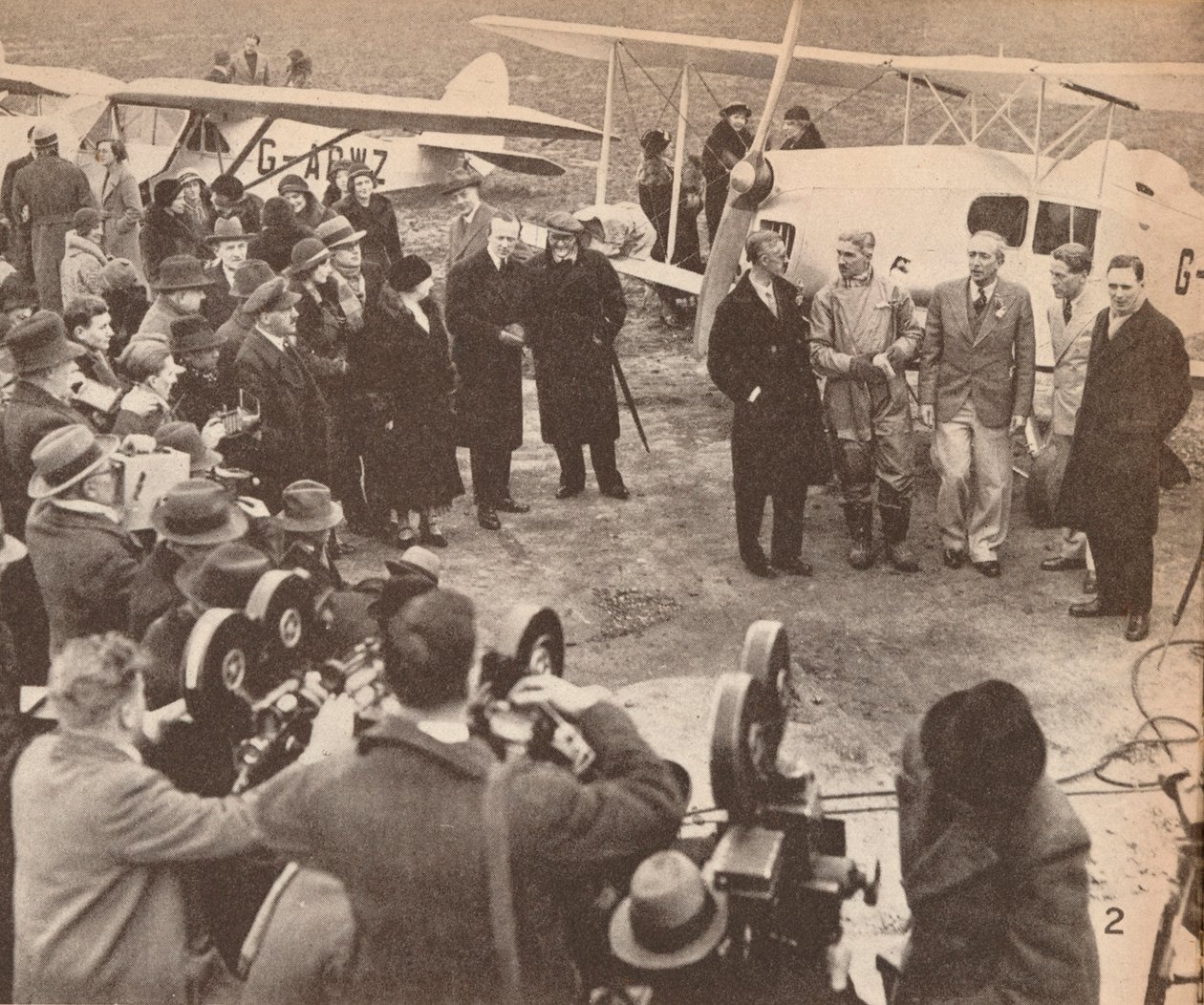 1933年2月17日在赫斯顿机场（Heston Airport）的探险队成员 作者 不明
