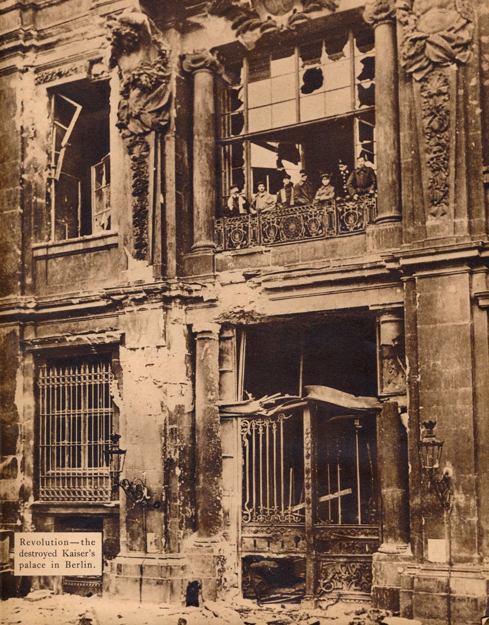 1918年12月，1918年，193年，市政宫阳台上的人民海军陆战队成员 作者 不明