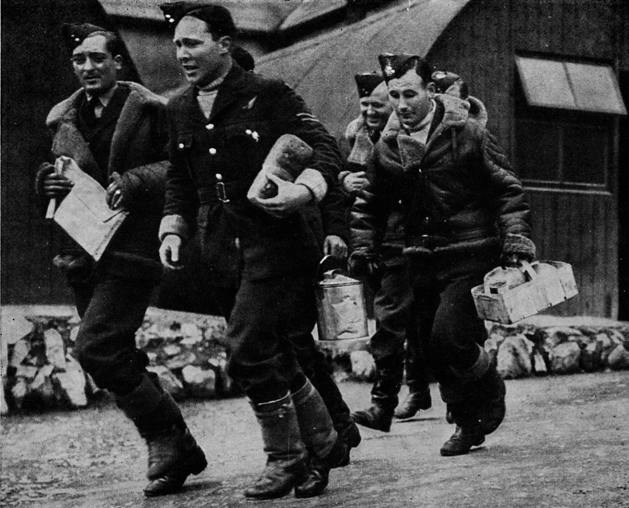皇家空军的成员准备在第二次世界大战期间（1943年左右）采取行动 作者 不明