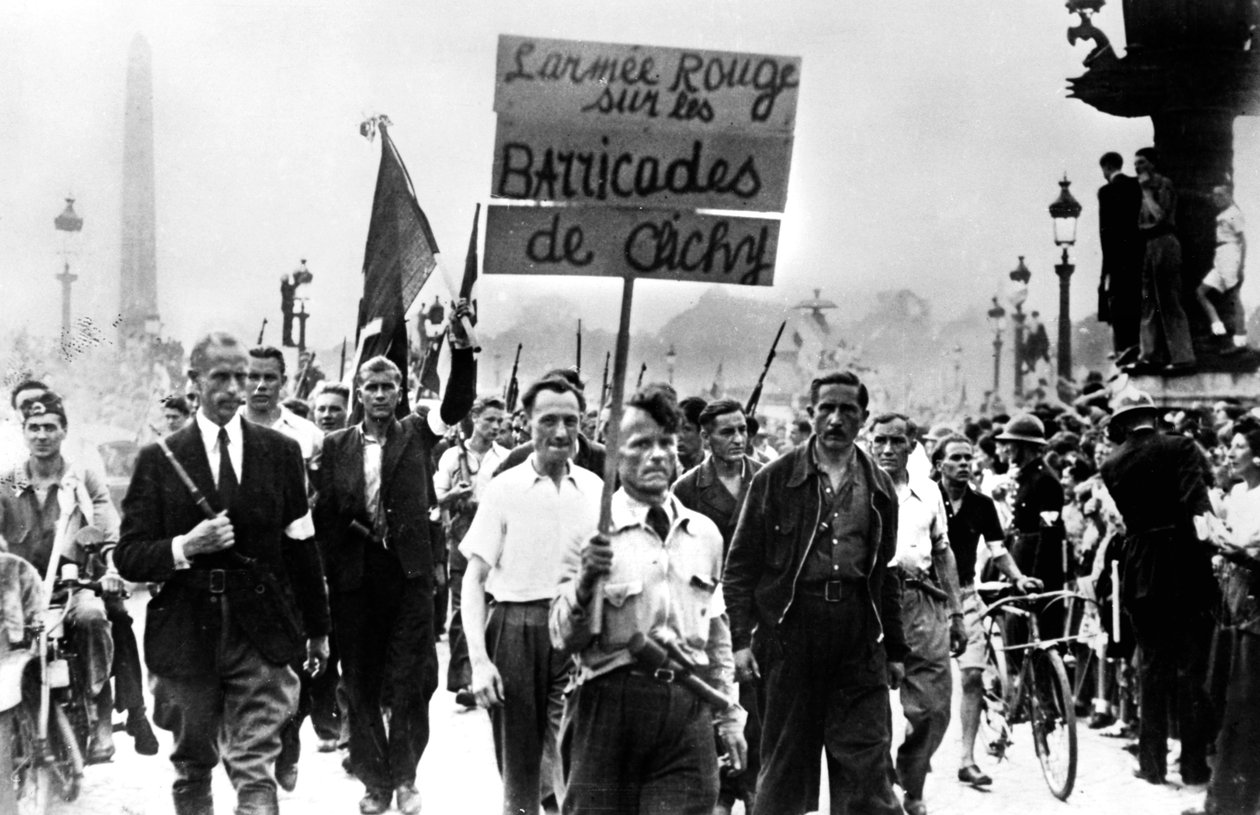 1944年8月，解放巴黎的抵抗军在协和广场上游行 作者 不明