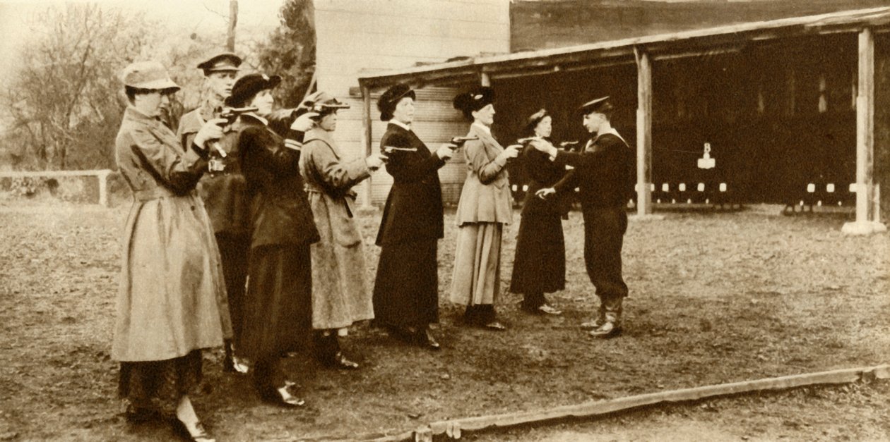 WRNS的左轮手枪练习成员，1915年，1935年。 作者 不明