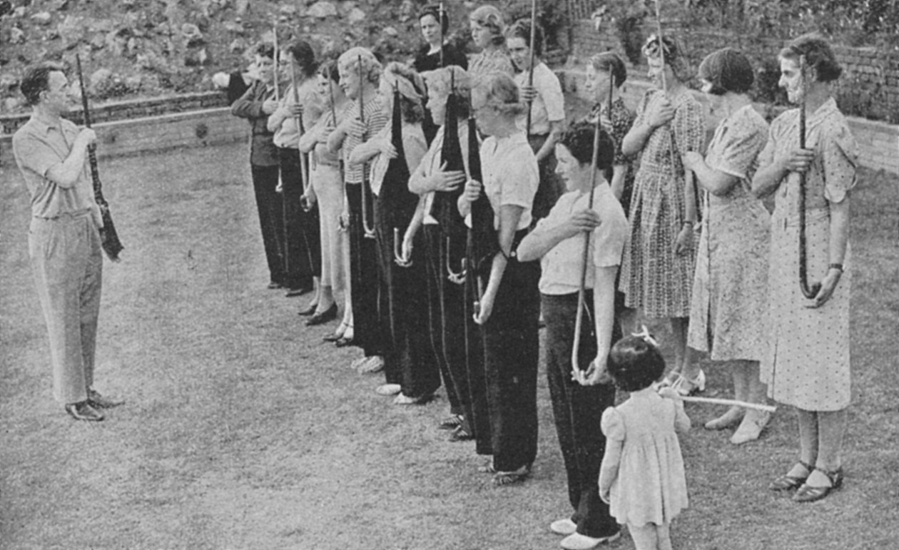 参加第二次世界大战的步枪训练中的女性志愿国防军成员，1940年 作者 不明