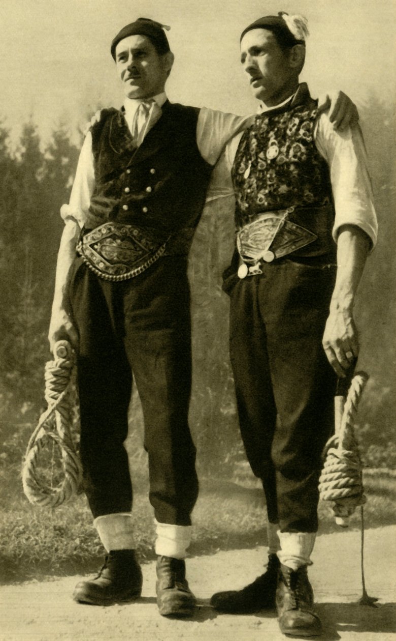 身穿传统服装的男子，上奥地利州Mühlviertel，建于1935年。 作者 不明