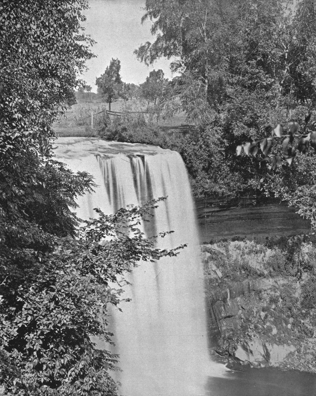 美国明尼苏达州明尼阿波利斯市的明尼哈哈瀑布（Minnehaha Falls），摄于1900年。 作者 不明