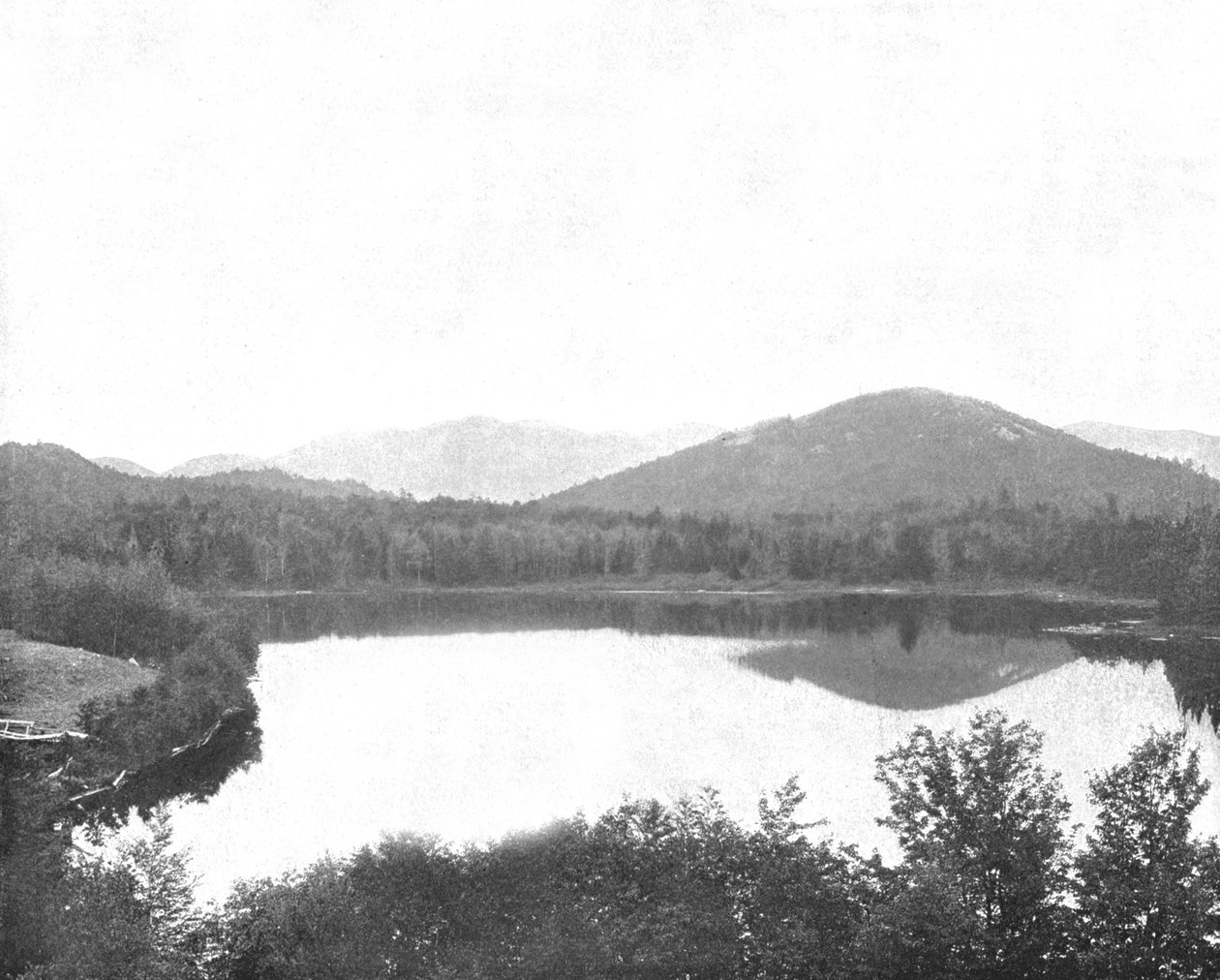 美国纽约州阿地伦达山脉的镜湖（c1900）。 作者 不明