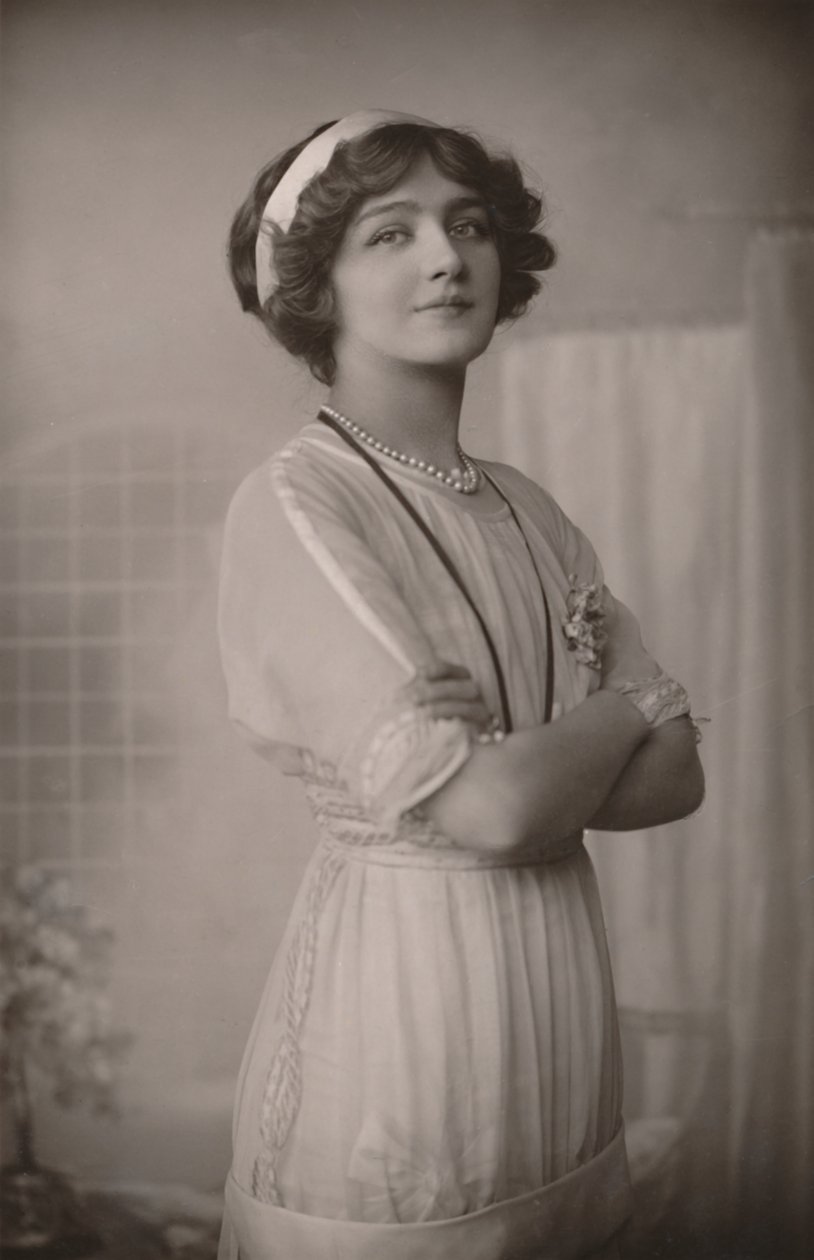 莉莉·爱西小姐（Lily Elsie），1886年至1962年，饰演《爱丽丝梦游仙境》，1930年。 作者 不明