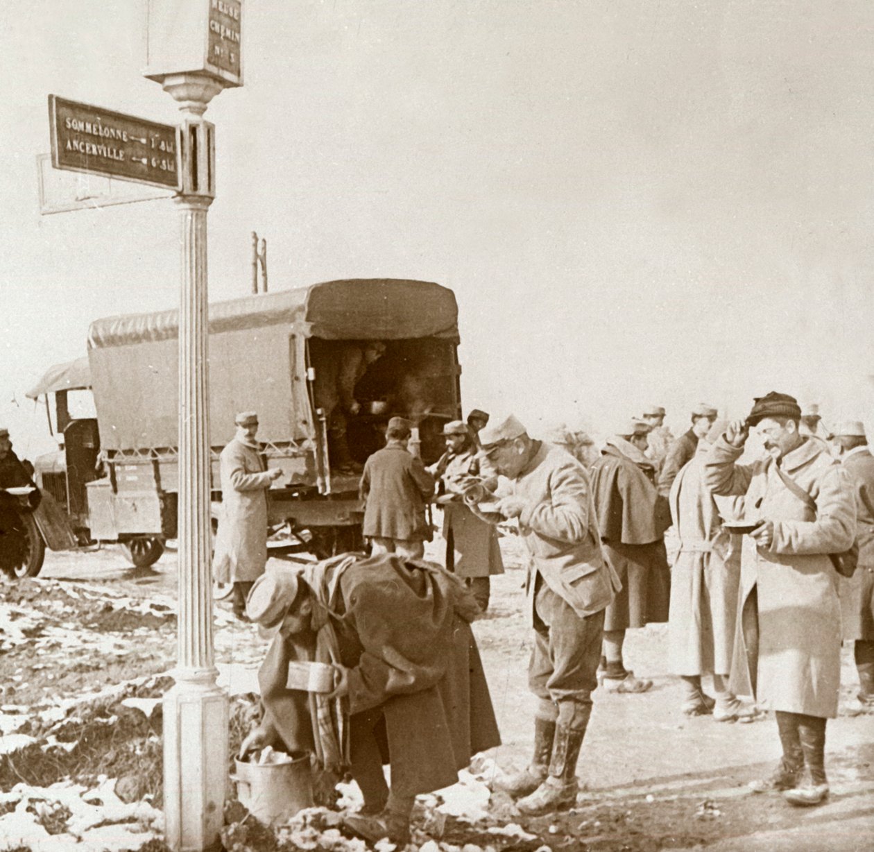 法国北部凡尔登神圣道路上的移动厨房，c1914-c1918。 作者 不明