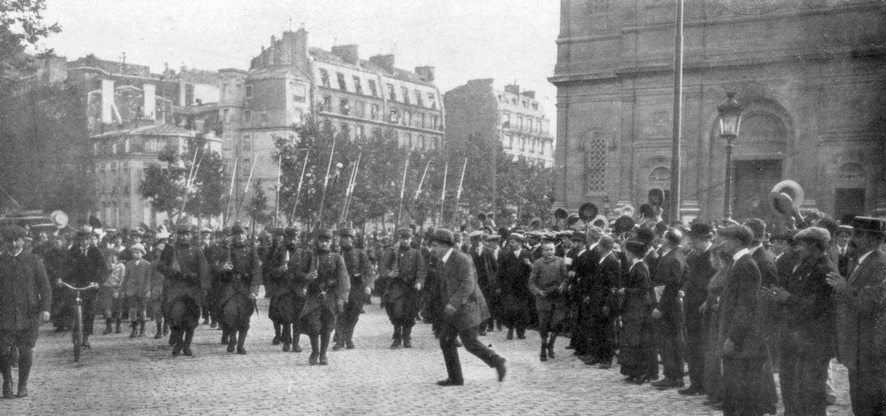 1914年8月，动员的法国军队在法国巴黎游行 作者 不明