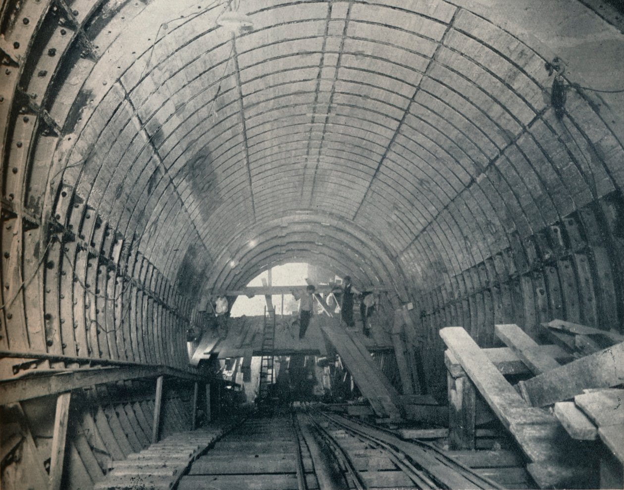 皮拉内西的现代模拟：皮卡迪利广场站的3号自动扶梯隧道，1929年 作者 不明