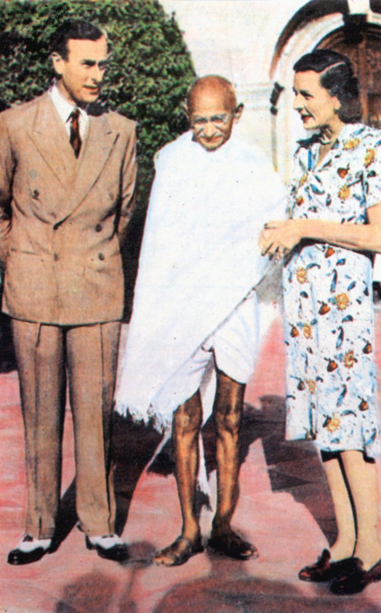 Mohondas Karamchand Gandhi 1869-1948，站在勋爵与蒙巴顿夫人之间 作者 不明