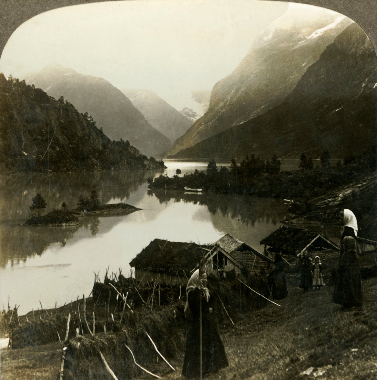 建于挪威塞滕农场的山壁上的Loen湖，无与伦比，富丽堂皇，建于1905年。 作者 不明